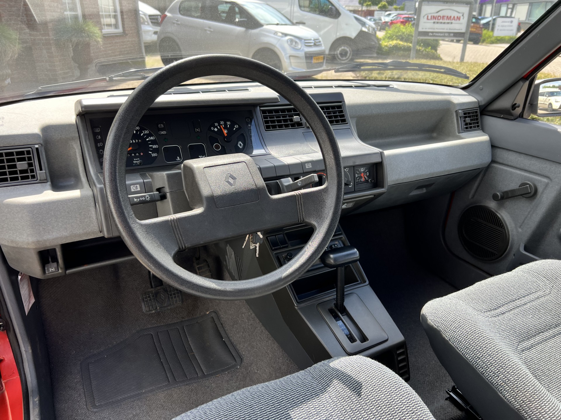 38756918-2.jpg