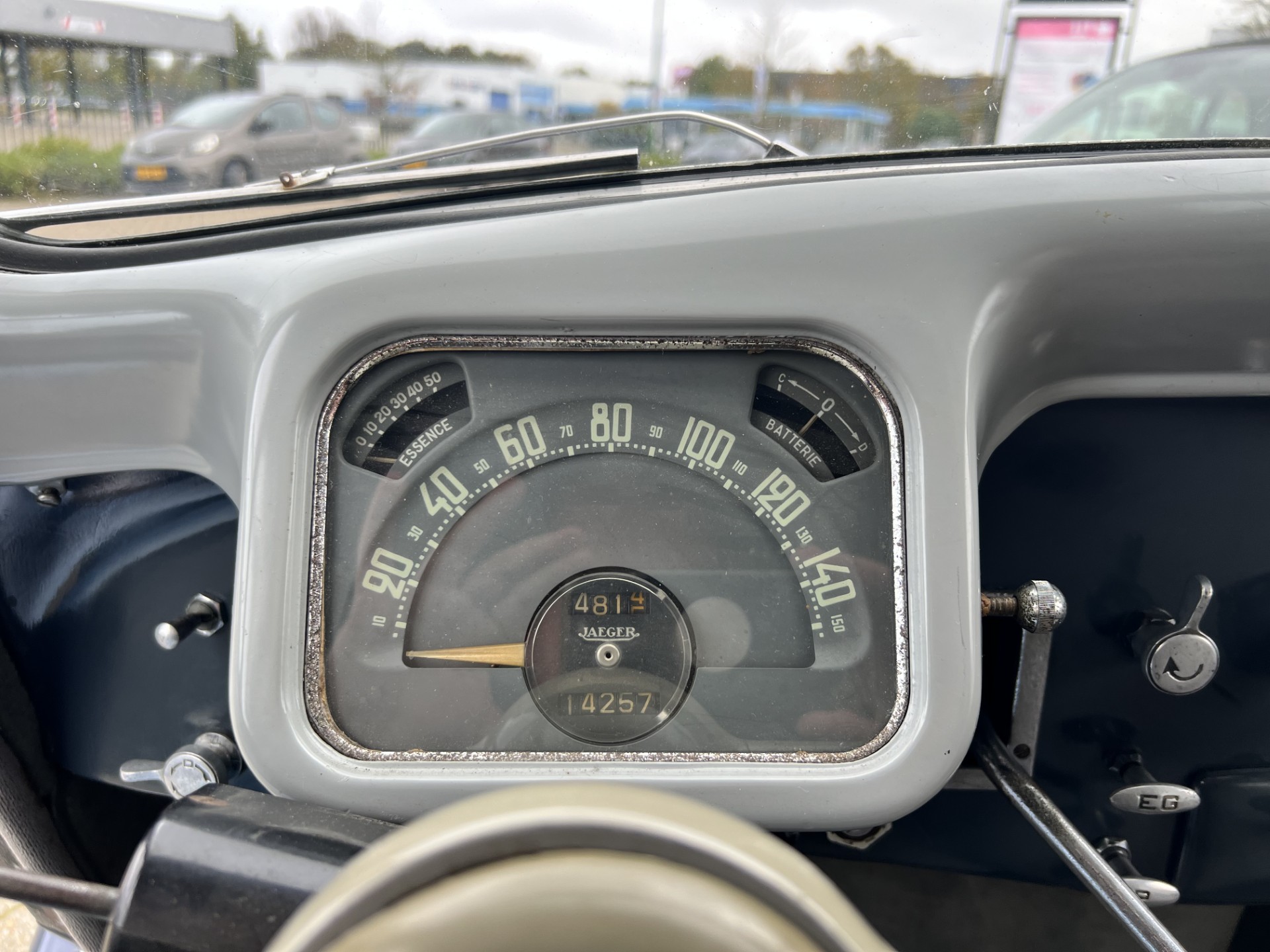 41148016-6.jpg