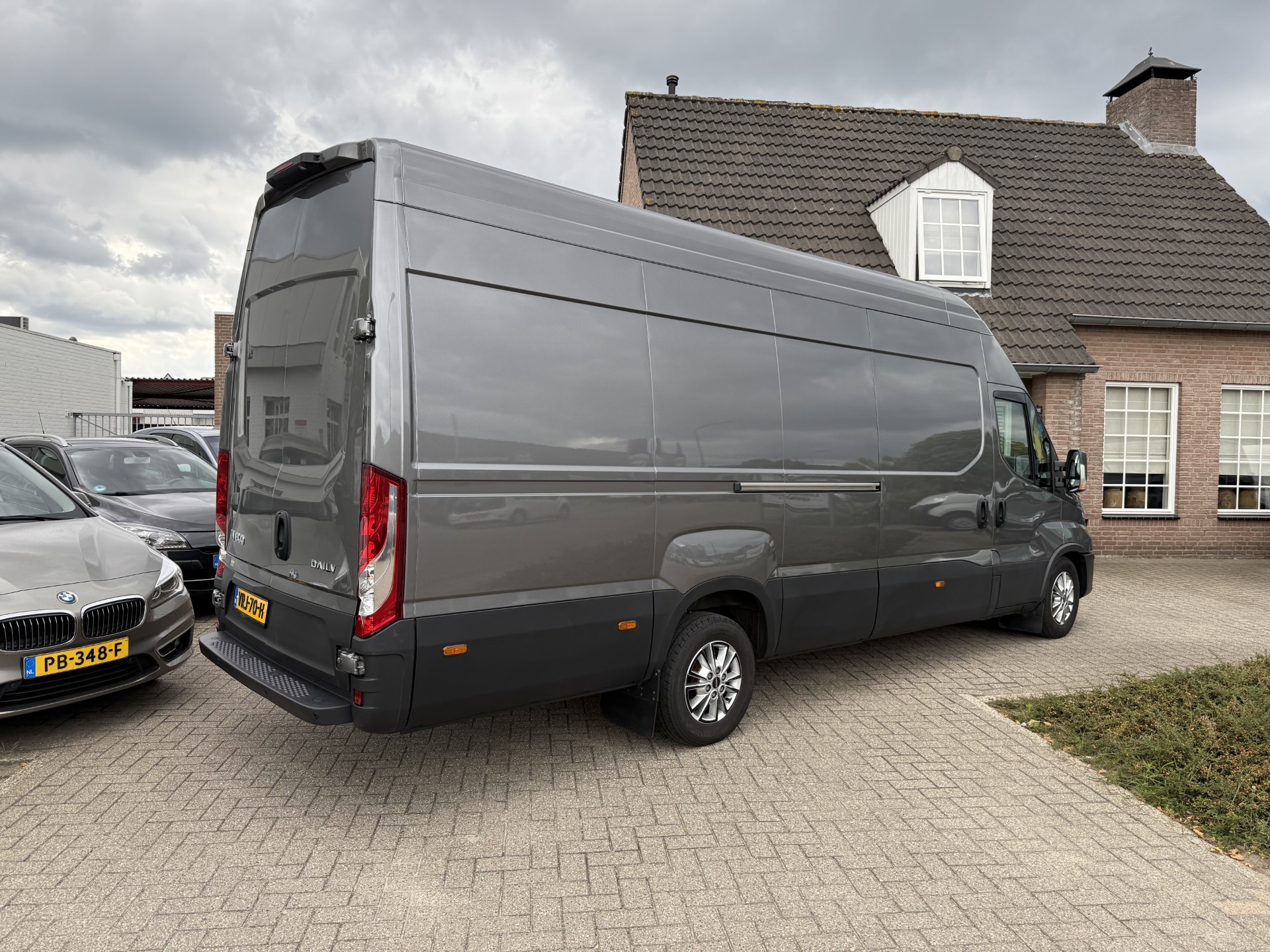 47161296-1.jpg